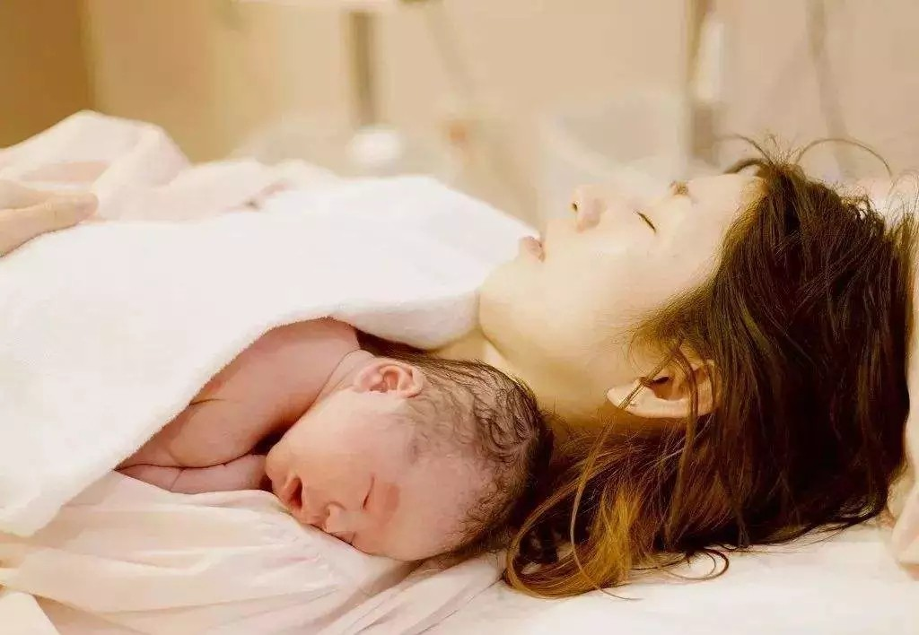 寶寶出生后，最關(guān)鍵的48小時如何護理？
